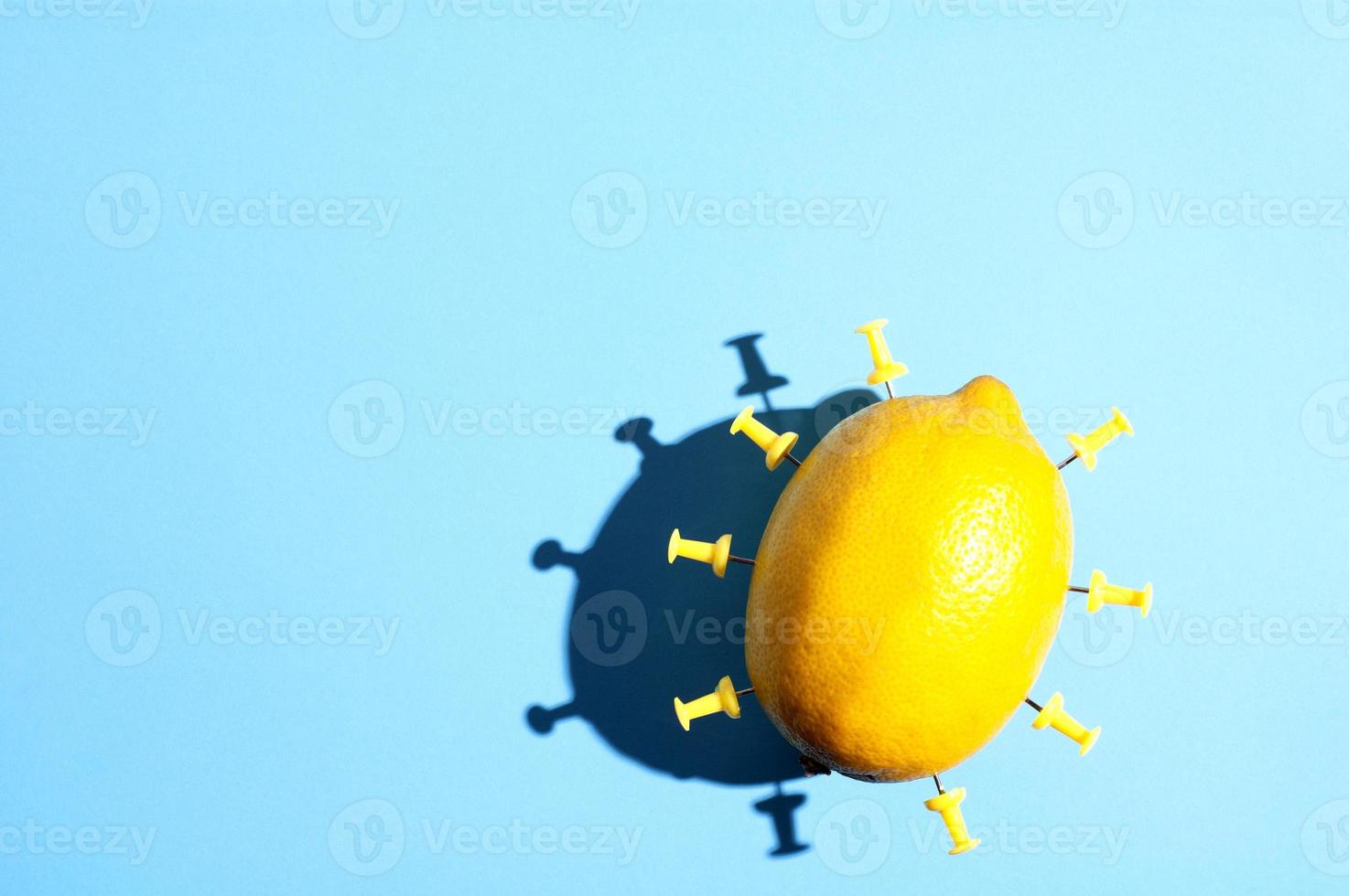 un semplice oggetto creativo fatto di limone e spilli di carta foto