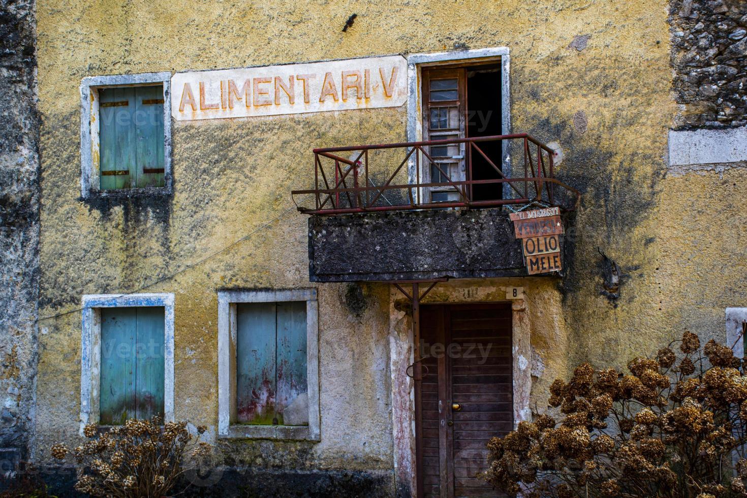 negozio di alimentari abbandonato foto