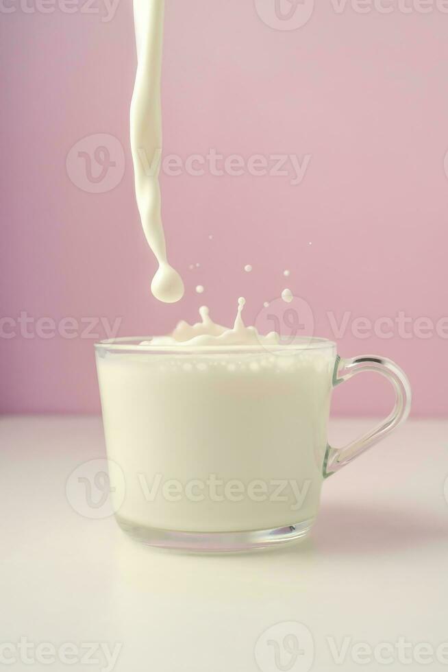 latte è versato in un' trasparente tazza su un' viola sfondo. foto