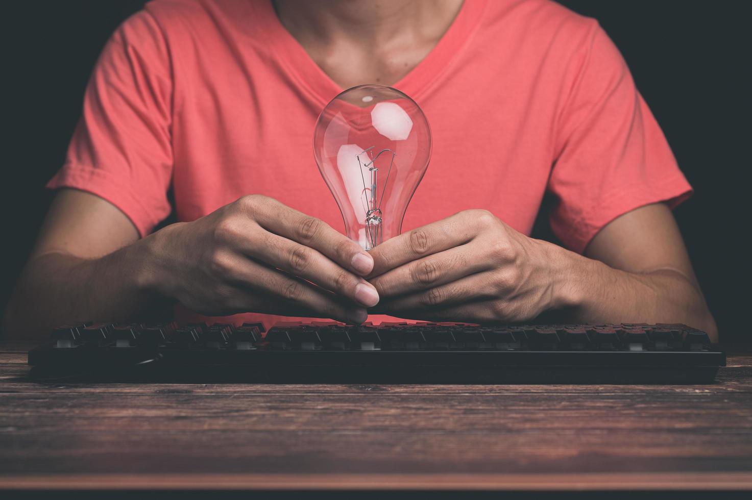 un uomo con in mano una lampadina foto