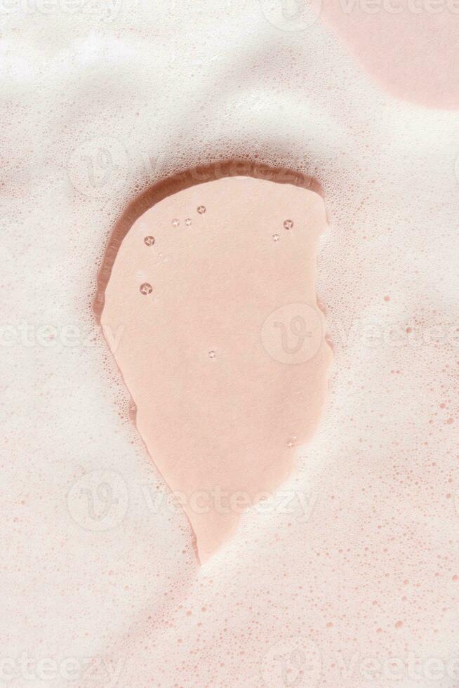 il struttura di sapone schiuma con bolle su un' rosa sfondo. foto