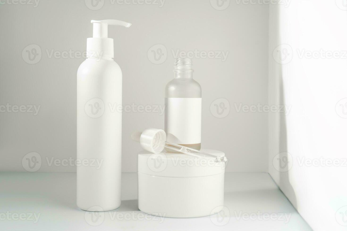 tre barattoli di cosmetici In piedi su un' bianca sfondo. foto