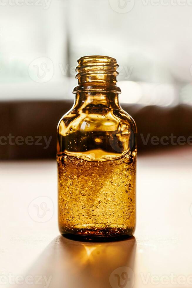 pipetta con cosmetico olio nel un' Marrone bottiglia con bolle foto