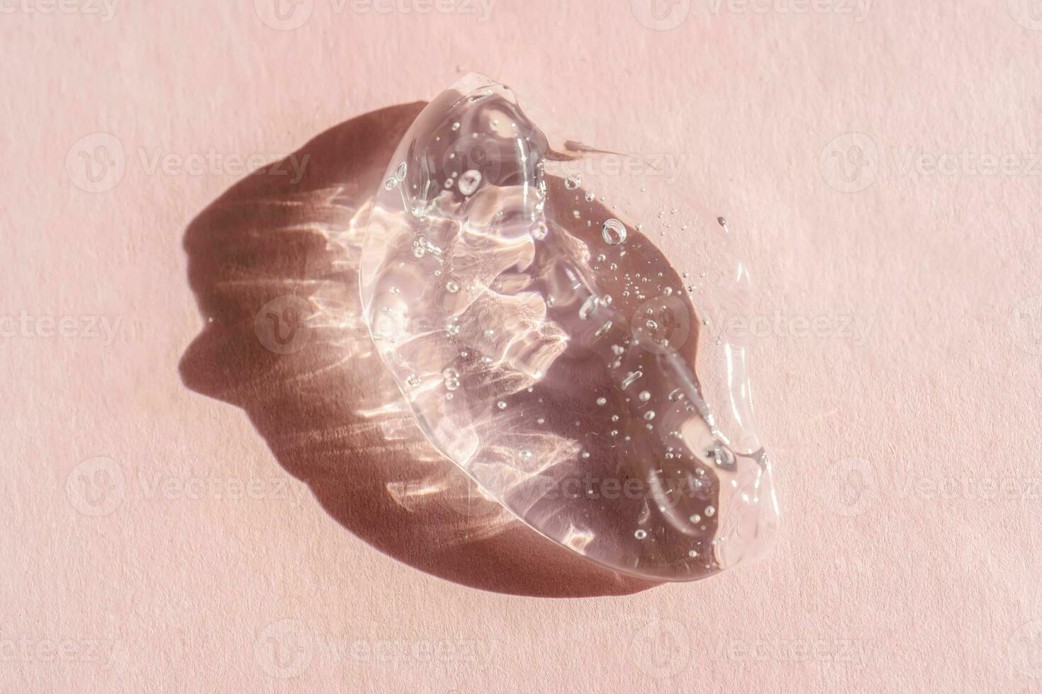 trasparente cosmetico gel su un' rosa sfondo. foto