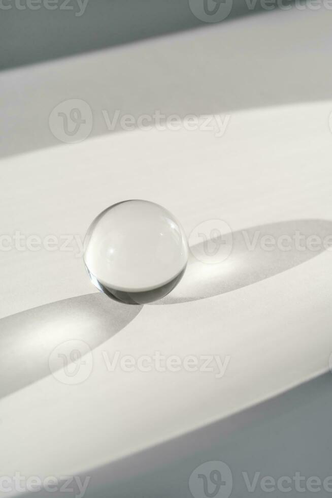 trasparente cristallo palla su un' bianca sfondo. foto