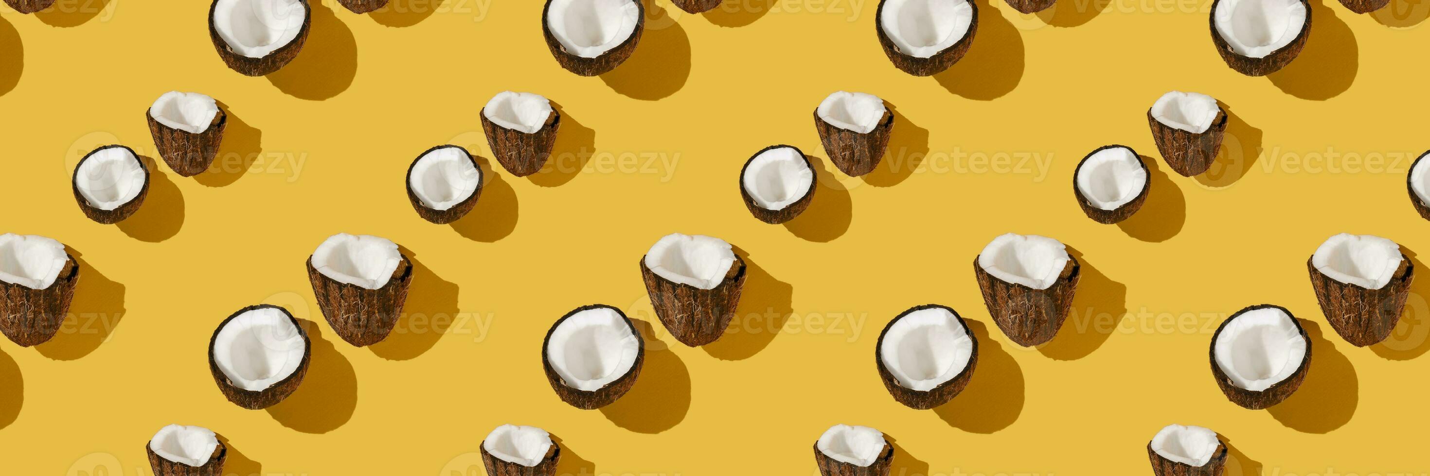 un' modello di noci di cocco su un' luminosa giallo sfondo. foto