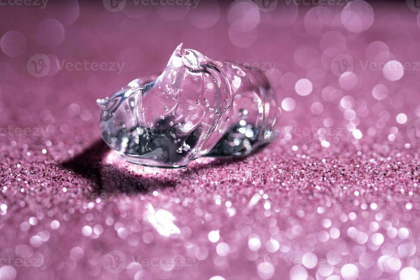 trasparente ialuronico gel su un' rosa splendente sfondo. foto