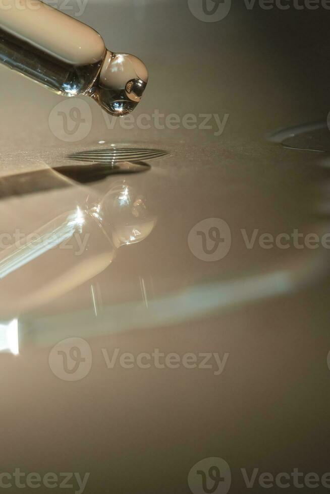 un' pipetta di cosmetico gel su un' beige sfondo. foto