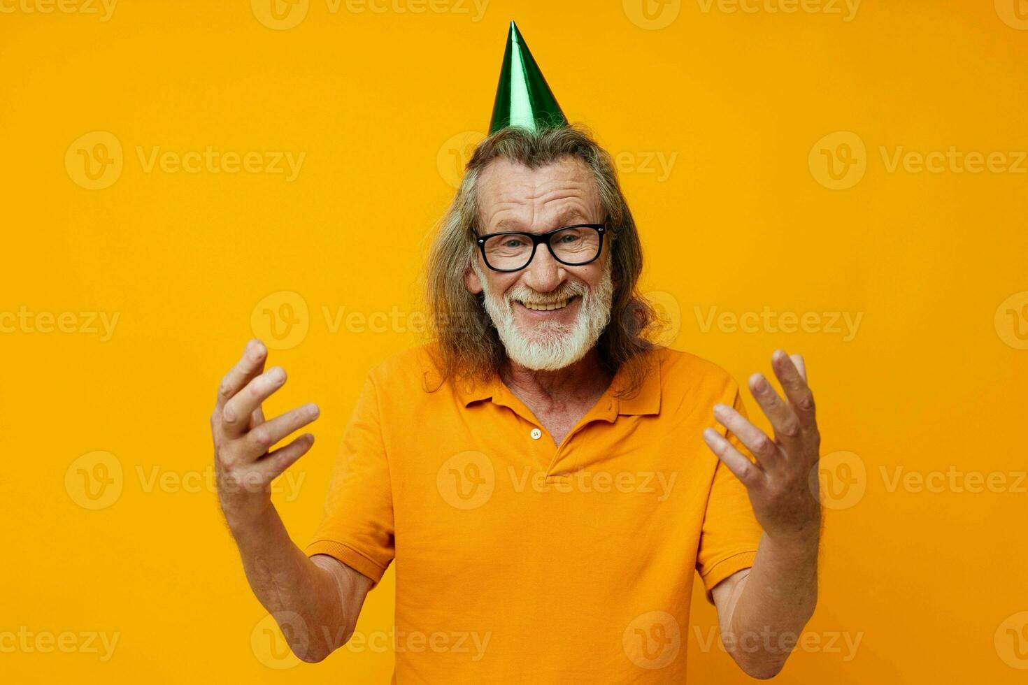 vecchio uomo indossare bicchieri verde berretto su il suo testa vacanza emozioni monocromatico tiro foto