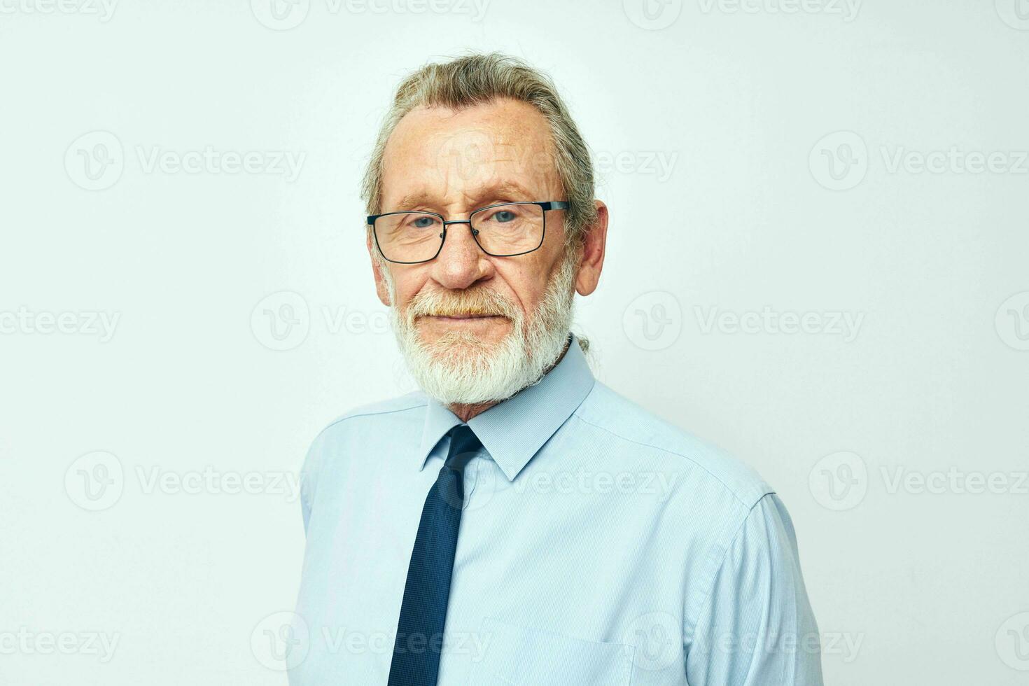 anziano uomo nel camicia con cravatta grigio capelli ufficio attività commerciale foto