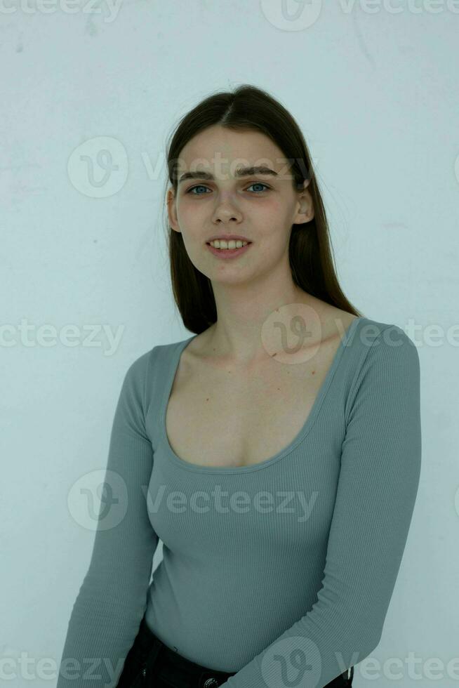 carino giovane ragazza con lungo capelli studio in posa foto