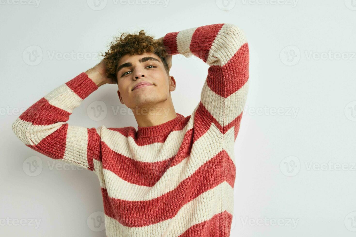 stravagante tipo nel un' a strisce maglione in posa stile di vita inalterato foto