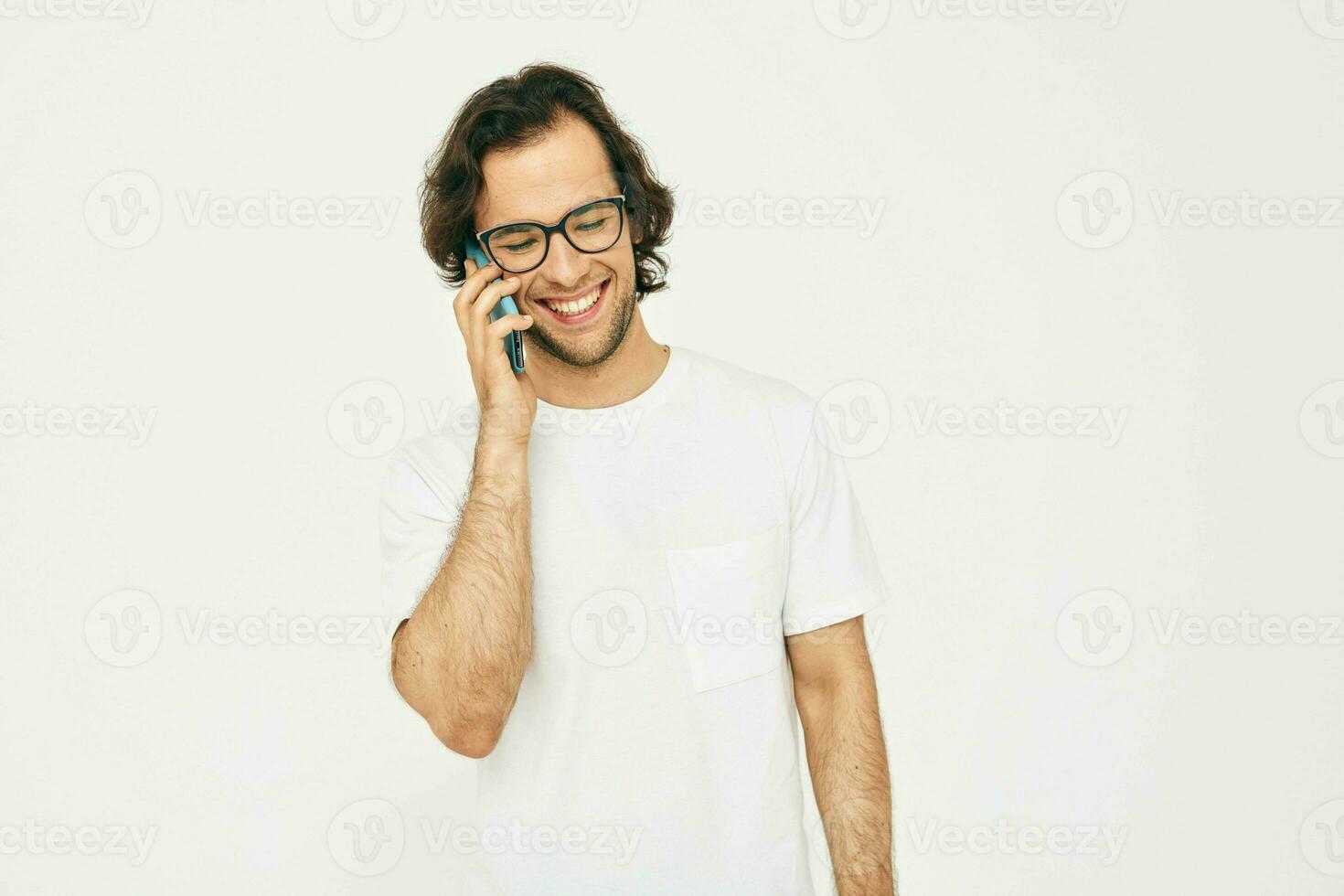 attraente uomo parlando su il Telefono tecnologie stile di vita inalterato foto