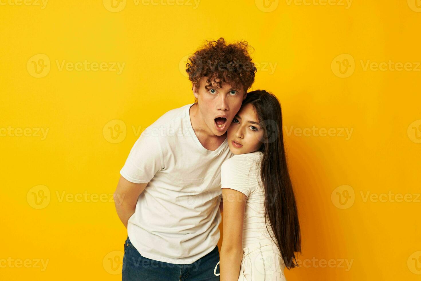 ritratto di un' uomo e un' donna abbraccio amore emozione giallo sfondo inalterato foto