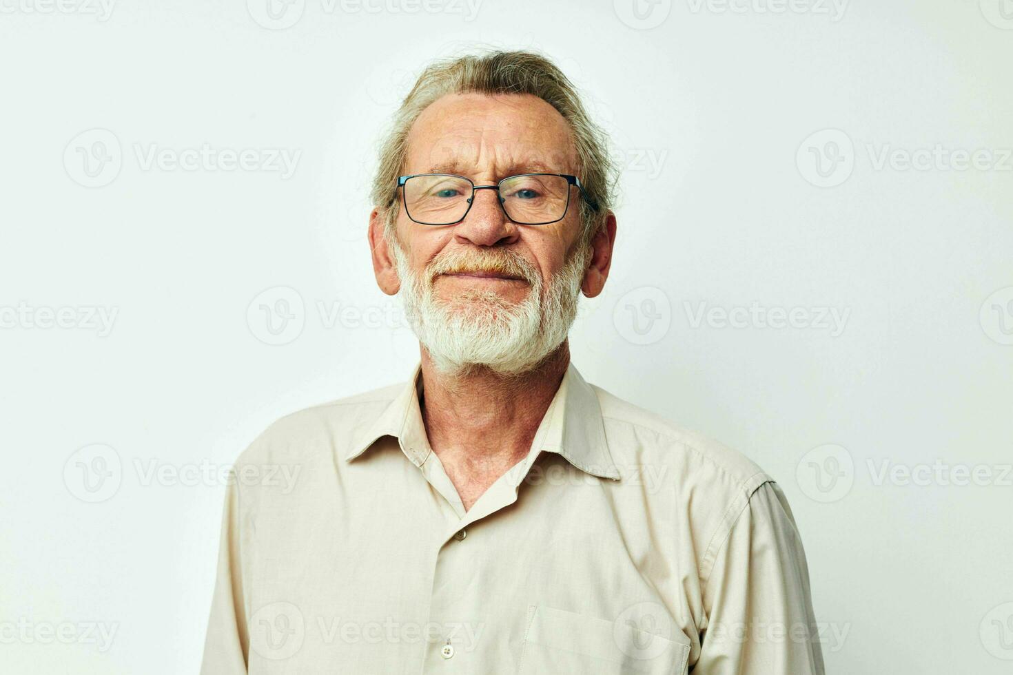 foto di pensionato vecchio uomo con un' grigio barba nel un' camicia e bicchieri leggero sfondo
