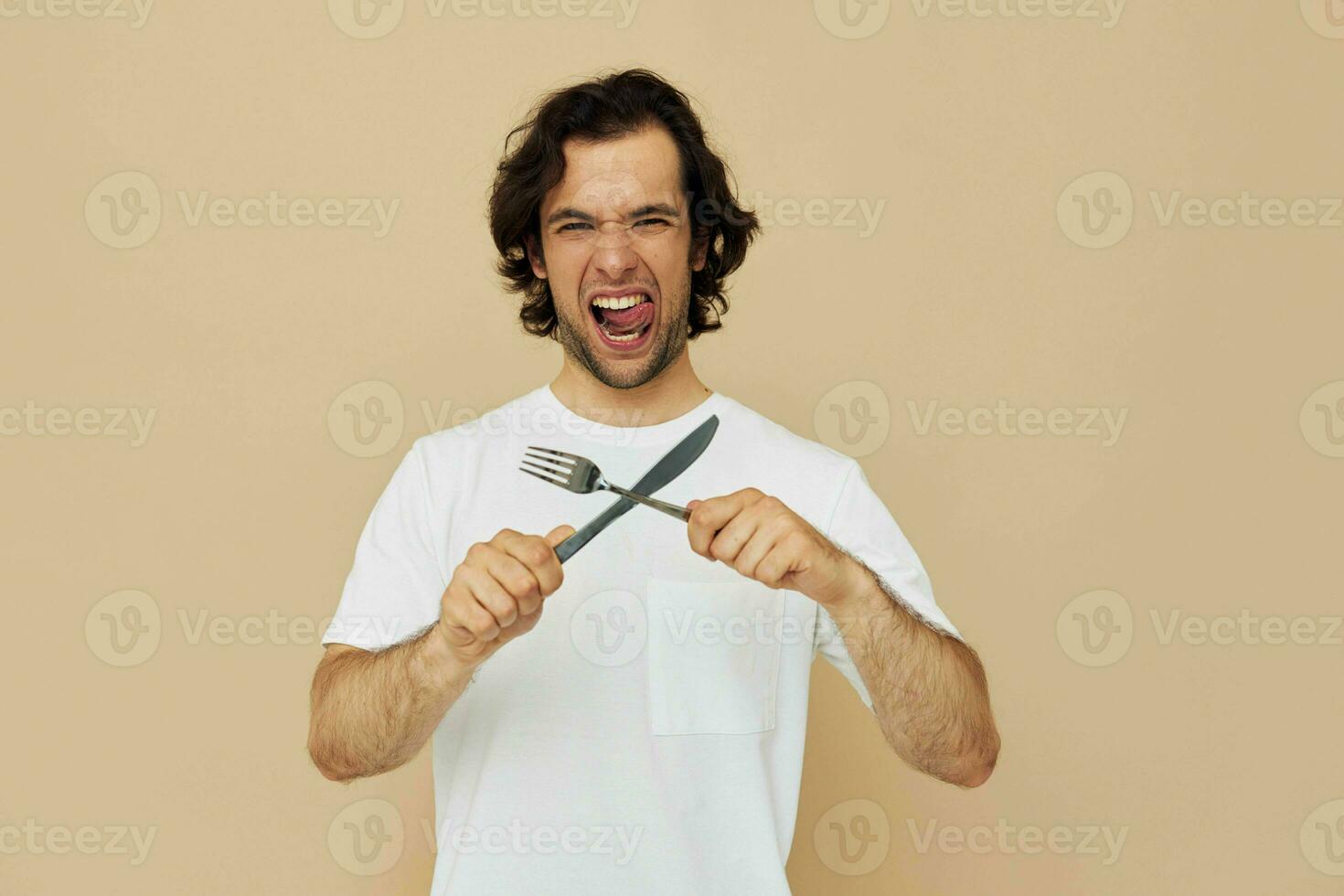 uomo emozioni coltello e forchetta utensili da cucina isolato sfondo foto