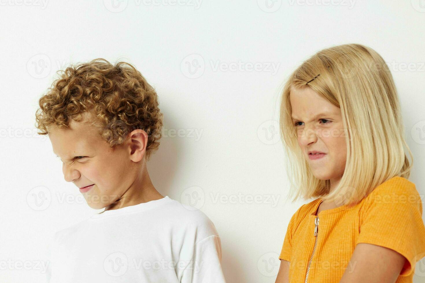 piccolo bambini amicizia insieme in posa emozioni isolato sfondo inalterato foto