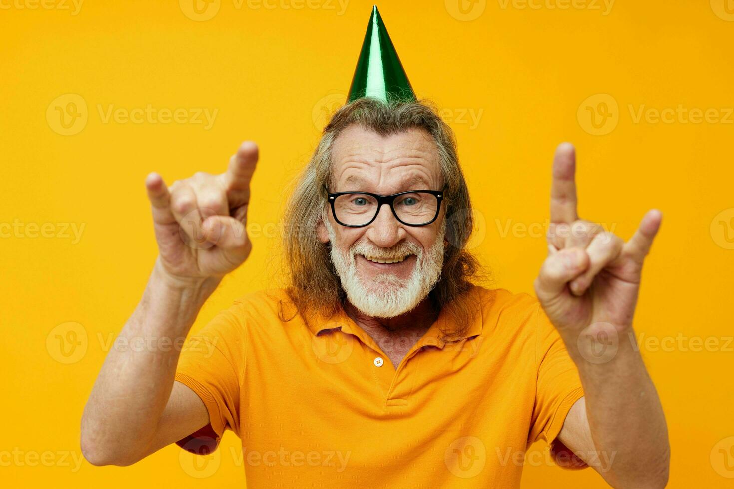 vecchio uomo indossare bicchieri verde berretto su il suo testa vacanza emozioni monocromatico tiro foto