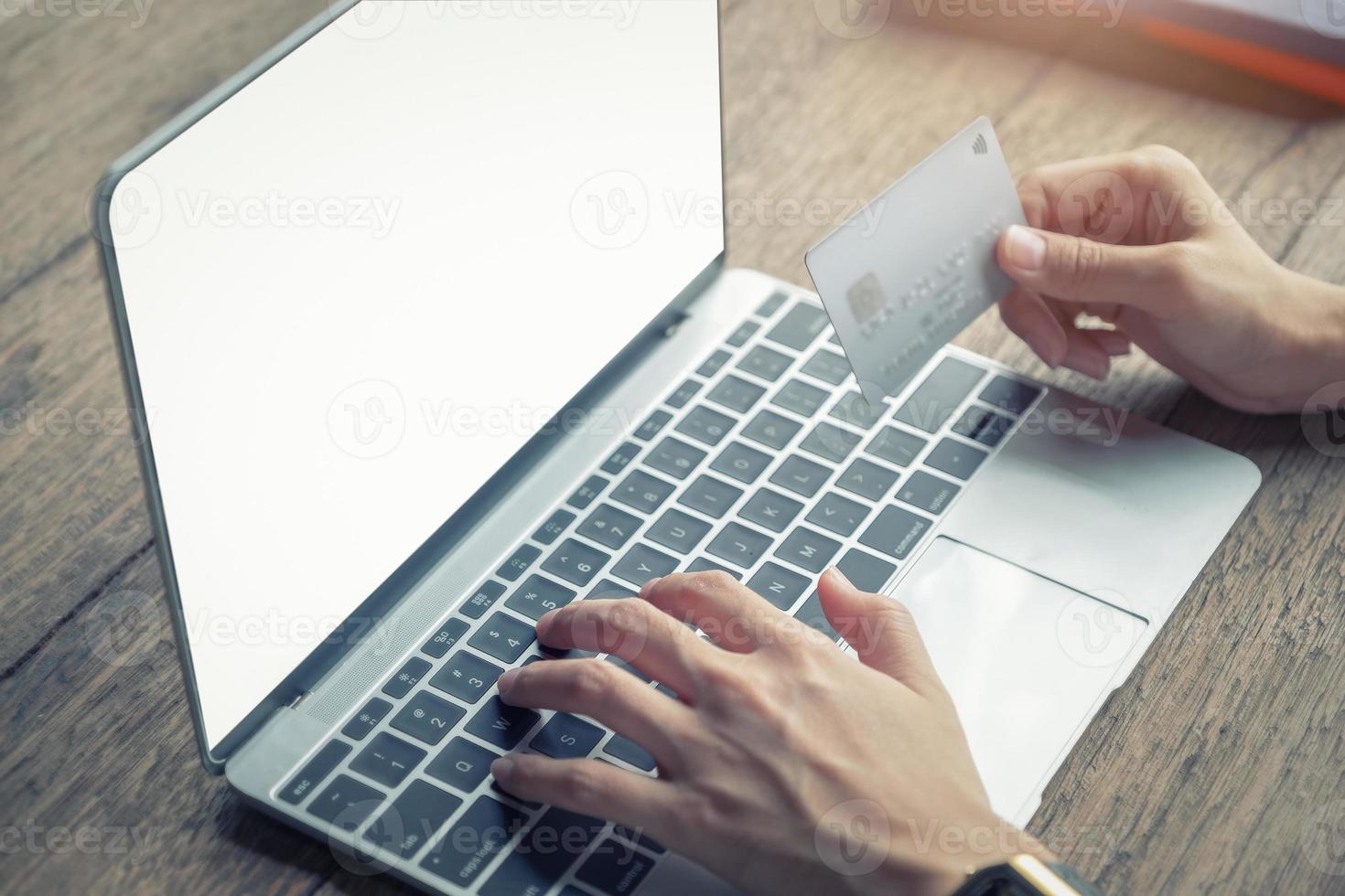 pagamento online con donna tramite computer e carta di credito foto