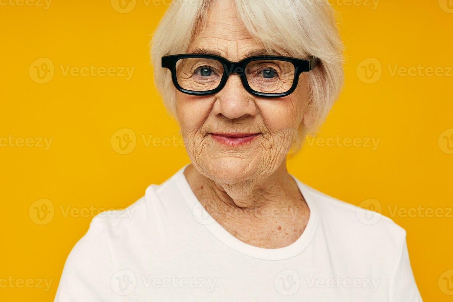 foto di pensionato vecchio signora visione i problemi con bicchieri giallo sfondo