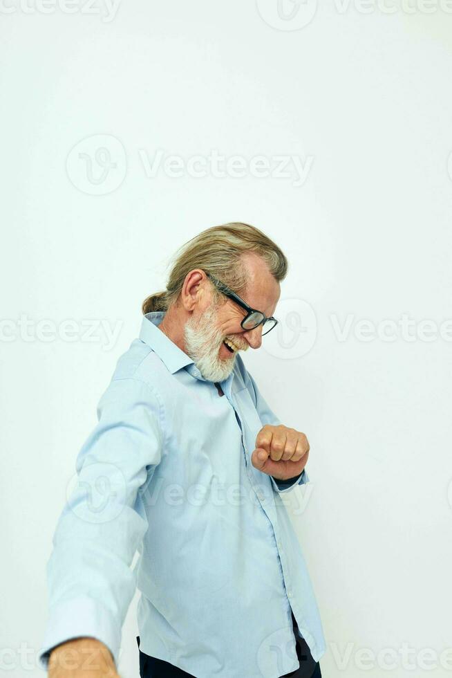 vecchio uomo nel camicia e bicchieri in posa emozioni leggero sfondo foto