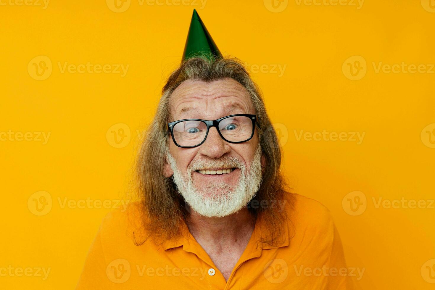 ritratto di contento anziano uomo indossare bicchieri verde berretto su il suo testa vacanza emozioni inalterato foto