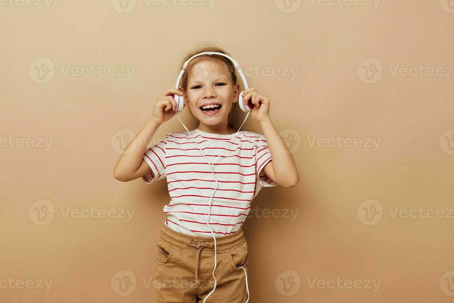 carino poco ragazza cuffie infanzia musica divertimento foto