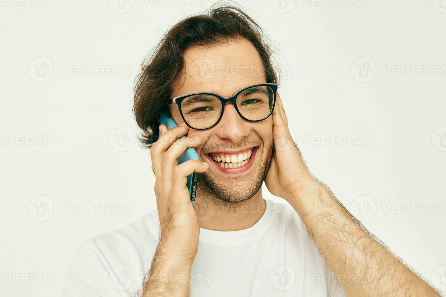 uomo parlando su il Telefono tecnologie stile di vita inalterato foto