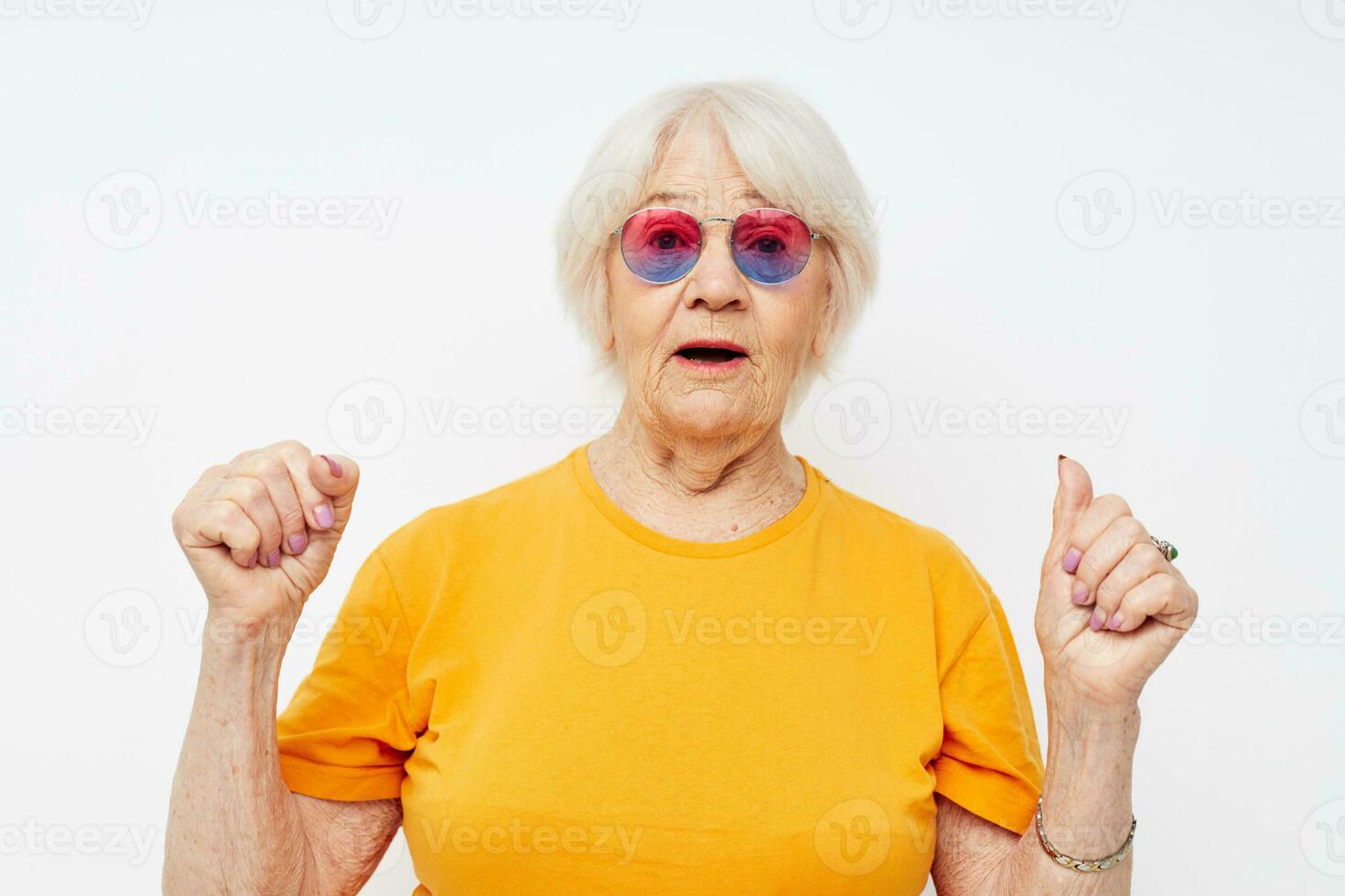 ritratto di un vecchio amichevole donna nel alla moda bicchieri mano gesti isolato sfondo foto