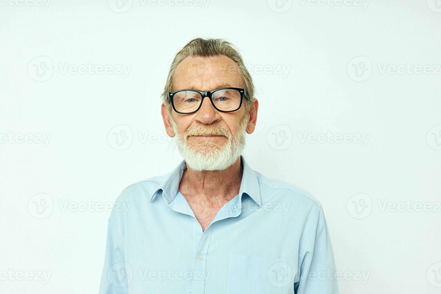 foto di pensionato vecchio uomo nel camicia e bicchieri in posa emozioni isolato sfondo