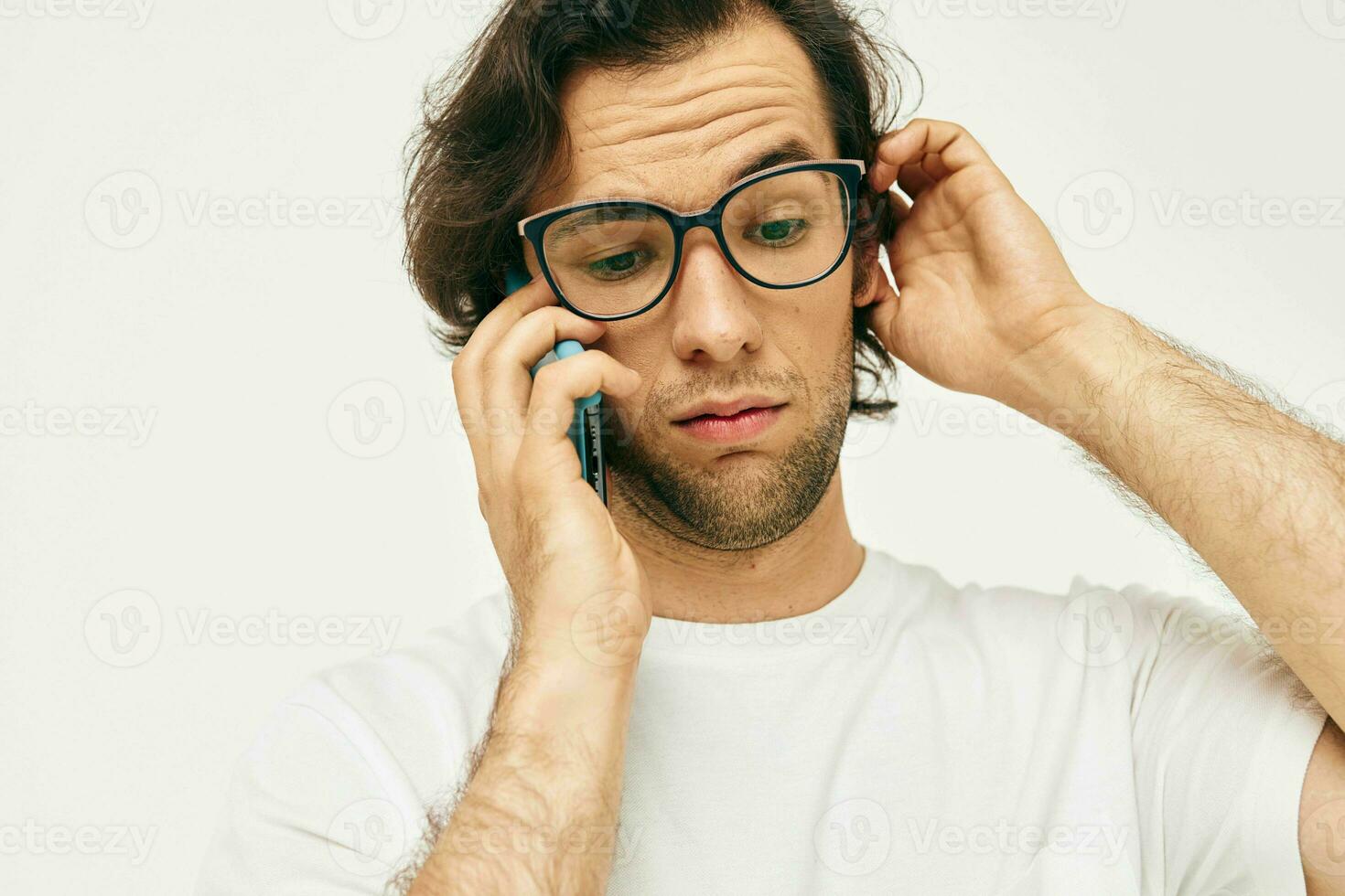 uomo nel un' bianca maglietta comunicazione di Telefono stile di vita inalterato foto