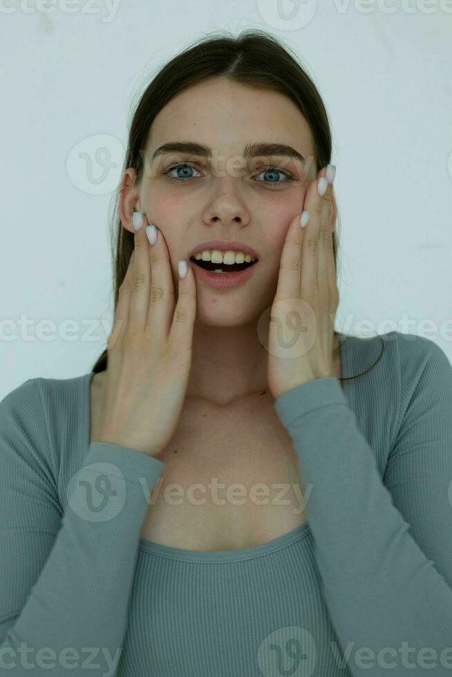 carino giovane ragazza con lungo capelli studio in posa foto