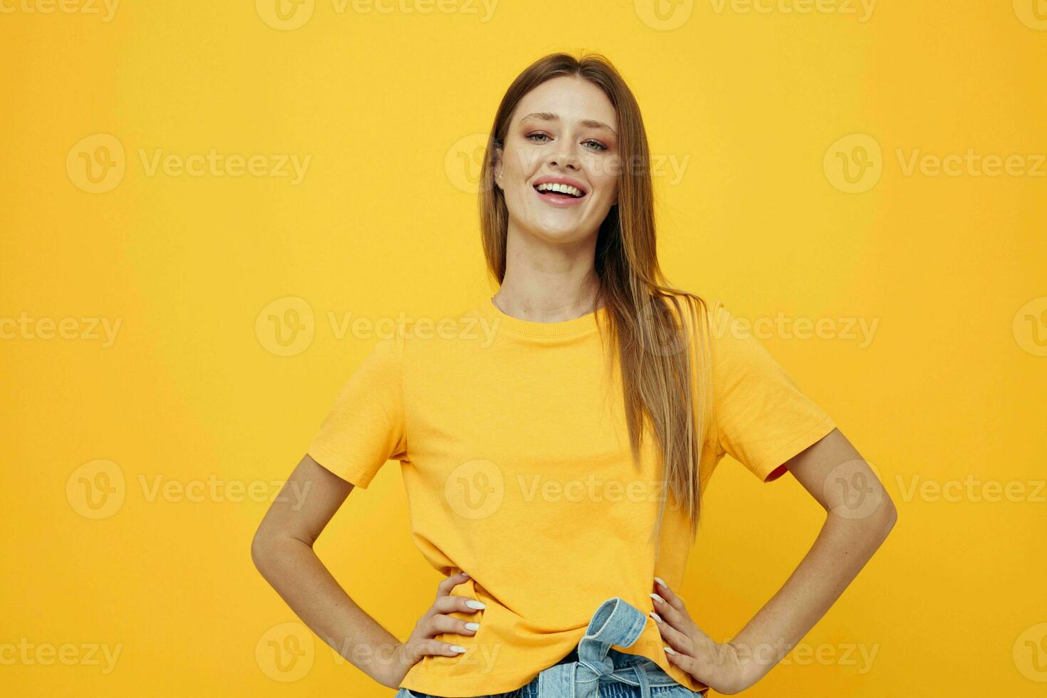 carino dai capelli rossi ragazza nel un' giallo maglietta giallo sfondo foto