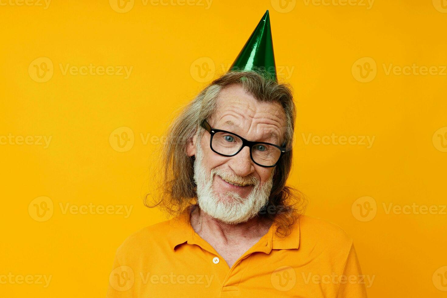 anziano dai capelli grigi uomo divertimento compleanno berretto su il testa isolato sfondo foto