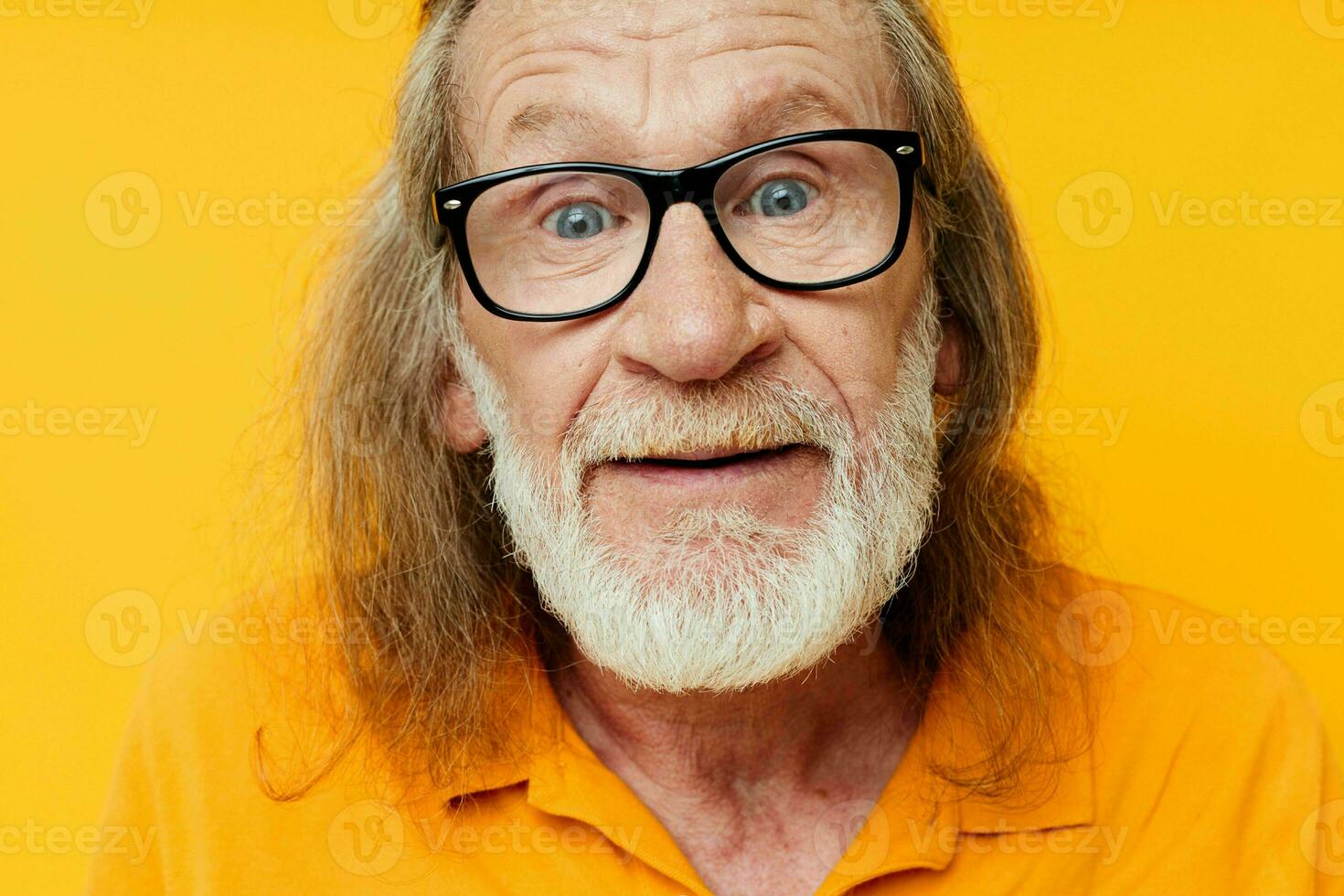 dai capelli grigi anziano uomo con un' barba indossare bicchieri vicino su giallo sfondo foto