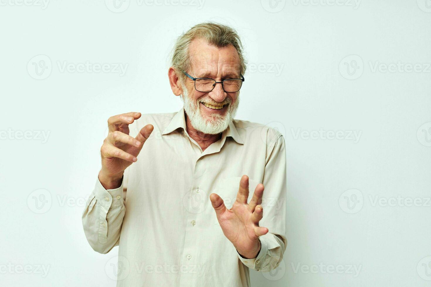 ritratto di contento anziano uomo con un' grigio barba nel un' camicia e bicchieri isolato sfondo foto