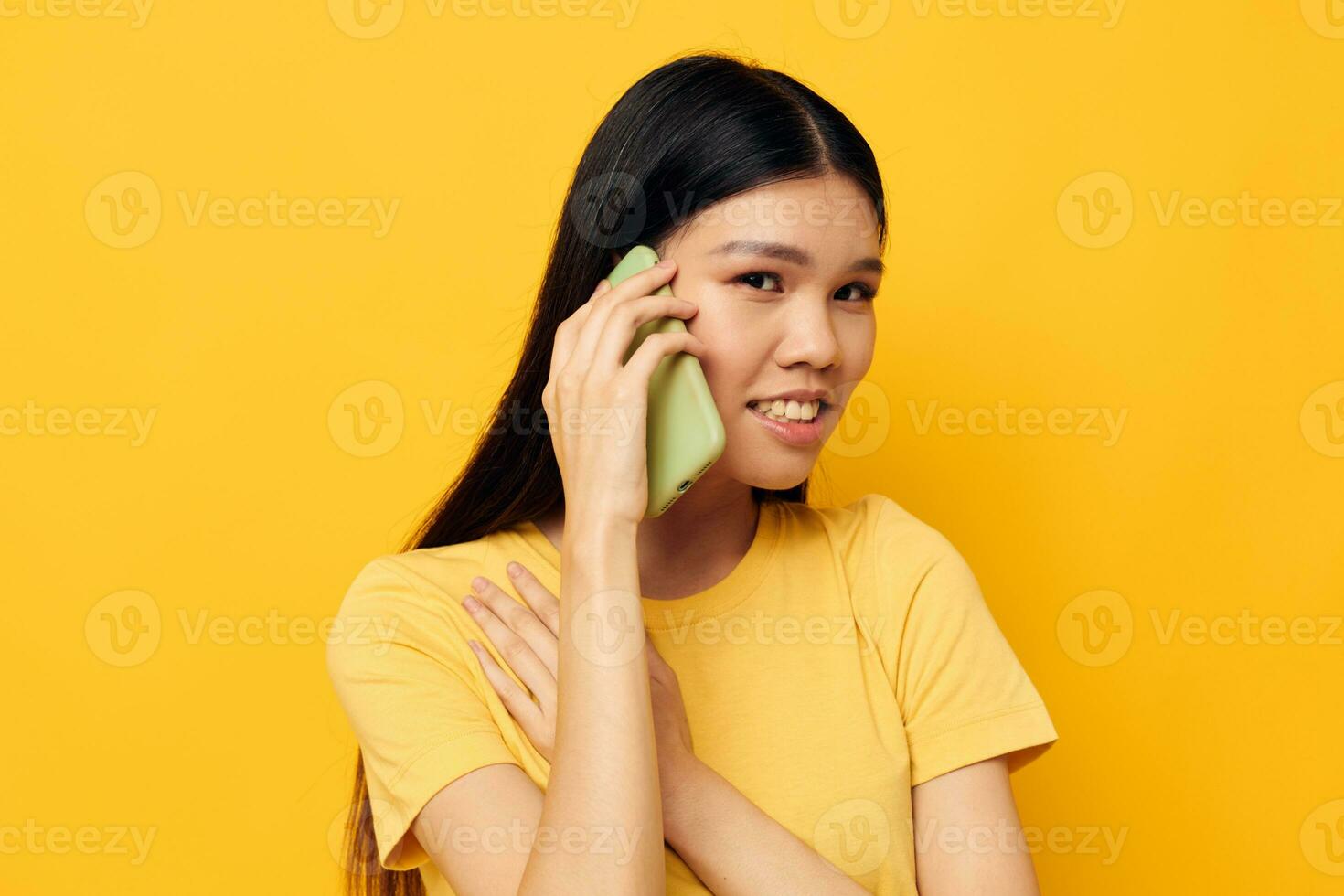 ritratto asiatico bellissimo giovane donna parlando su il Telefono in posa tecnologia studio modello inalterato foto