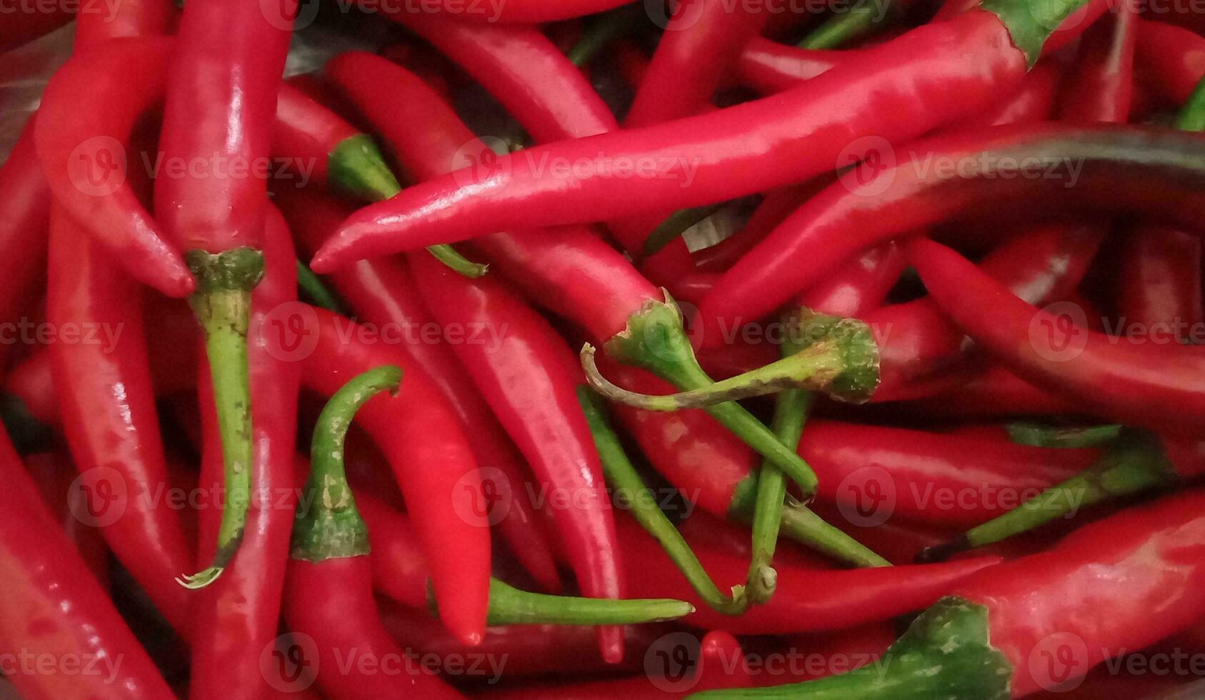 fotografia di un' mazzo di peperoncini foto