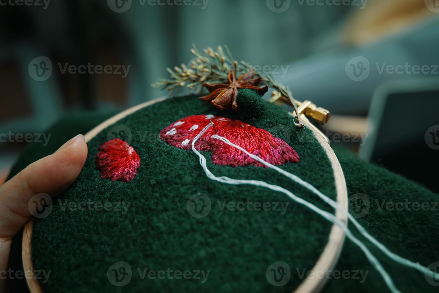 processo di ricamo con filo di cotone del cappello di funghi foto