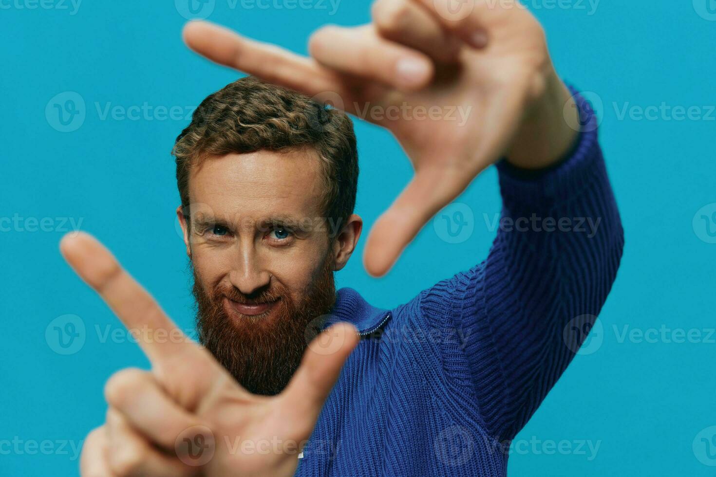 ritratto di un' uomo nel un' maglione Sorridi e felicità, mano segni e simboli, su un' blu sfondo. stile di vita positivo, copia posto. foto