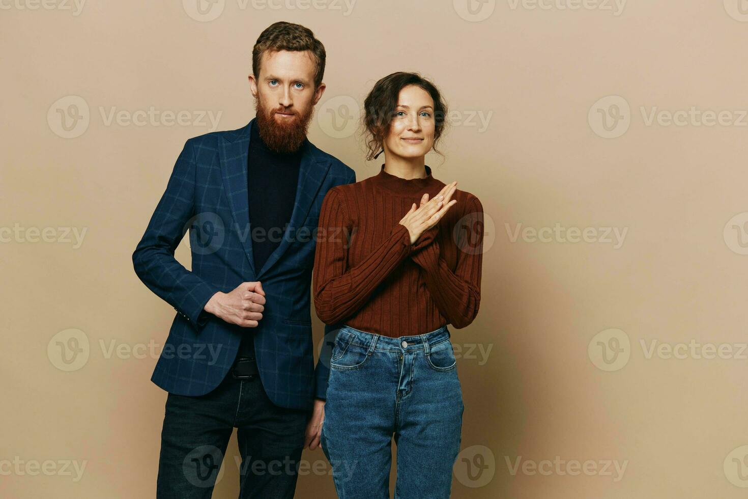 uomo e donna coppia nel un' relazione Sorridi e interazione su un' beige sfondo nel un' vero relazione fra persone foto