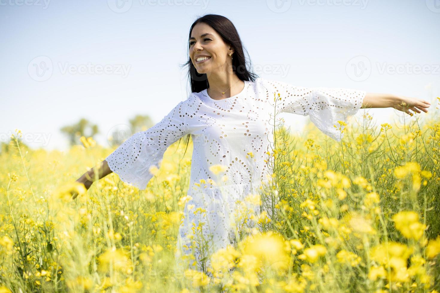 giovane donna nel campo di colza foto