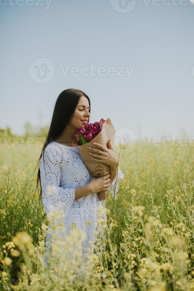 giovane donna nel campo di colza foto