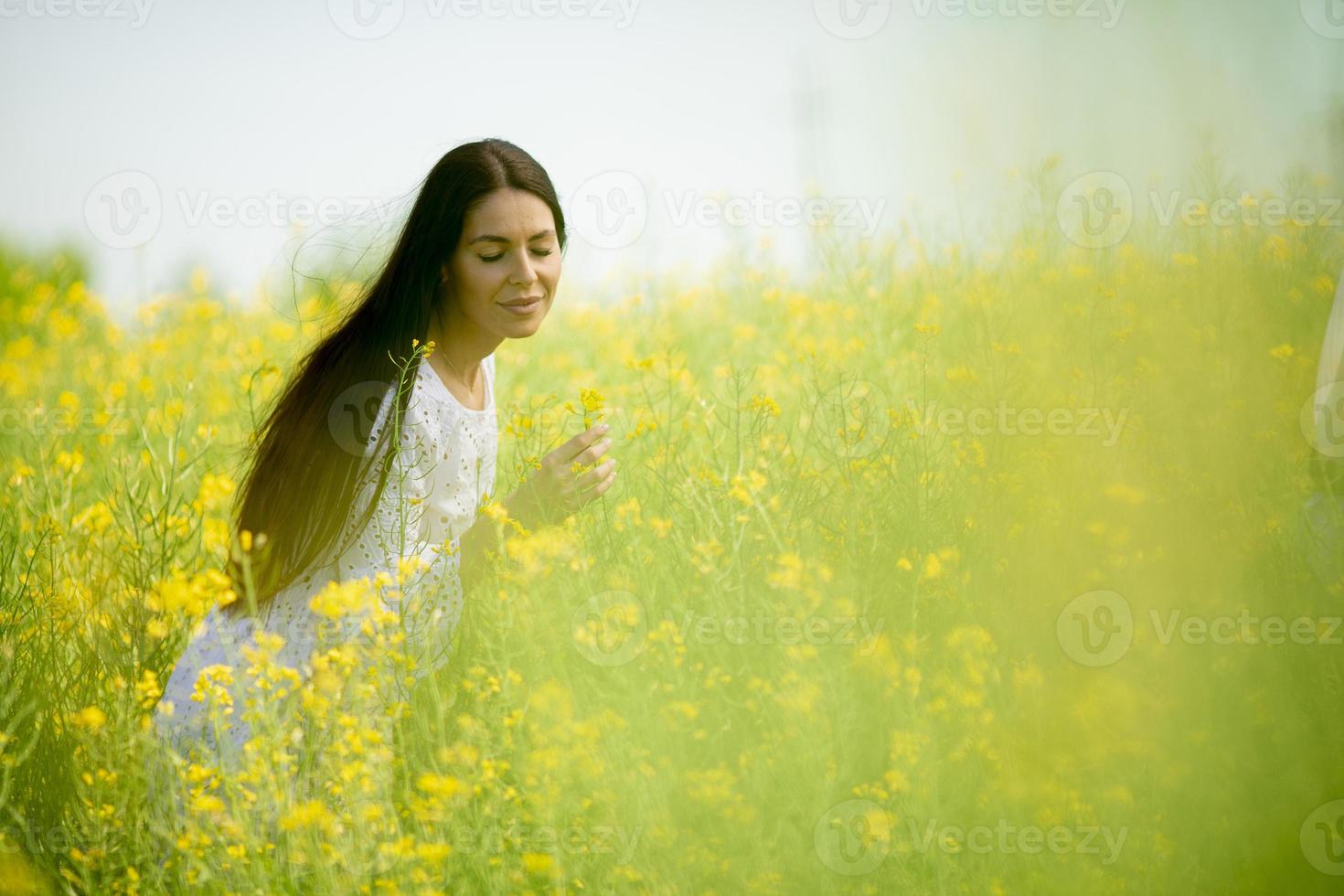 giovane donna nel campo di colza foto