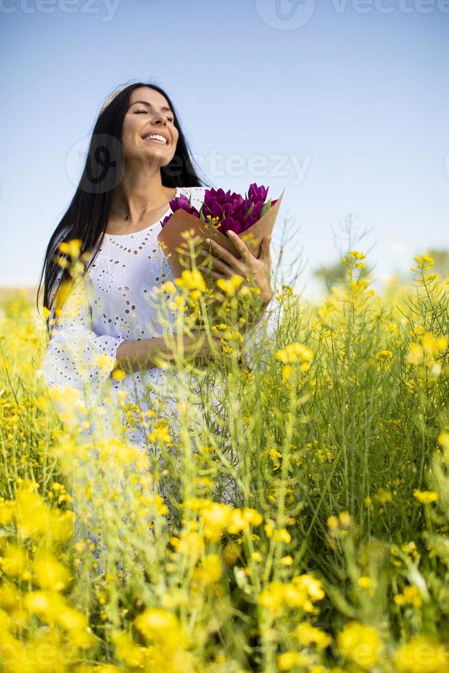 giovane donna nel campo di colza foto