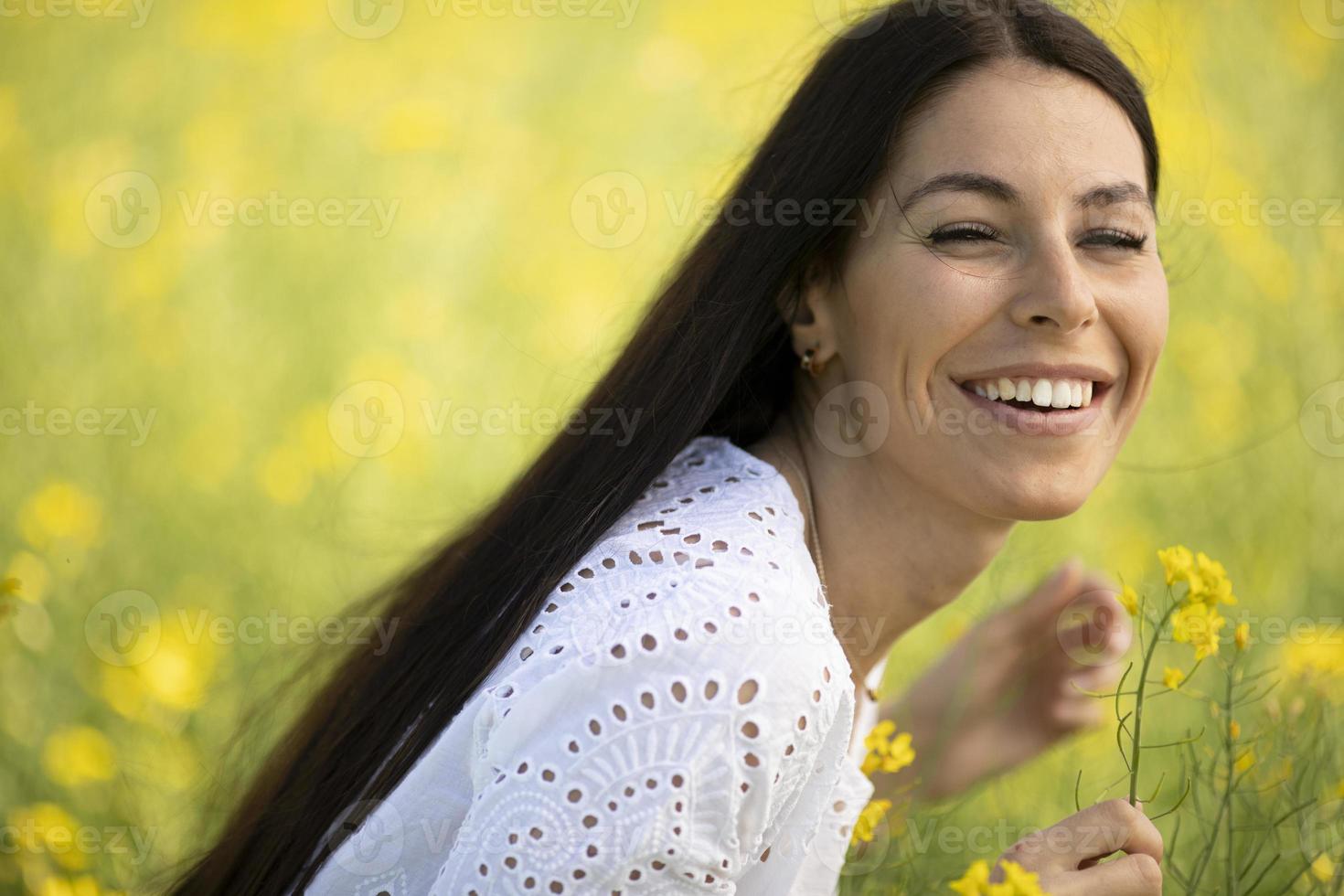 giovane donna nel campo di colza foto