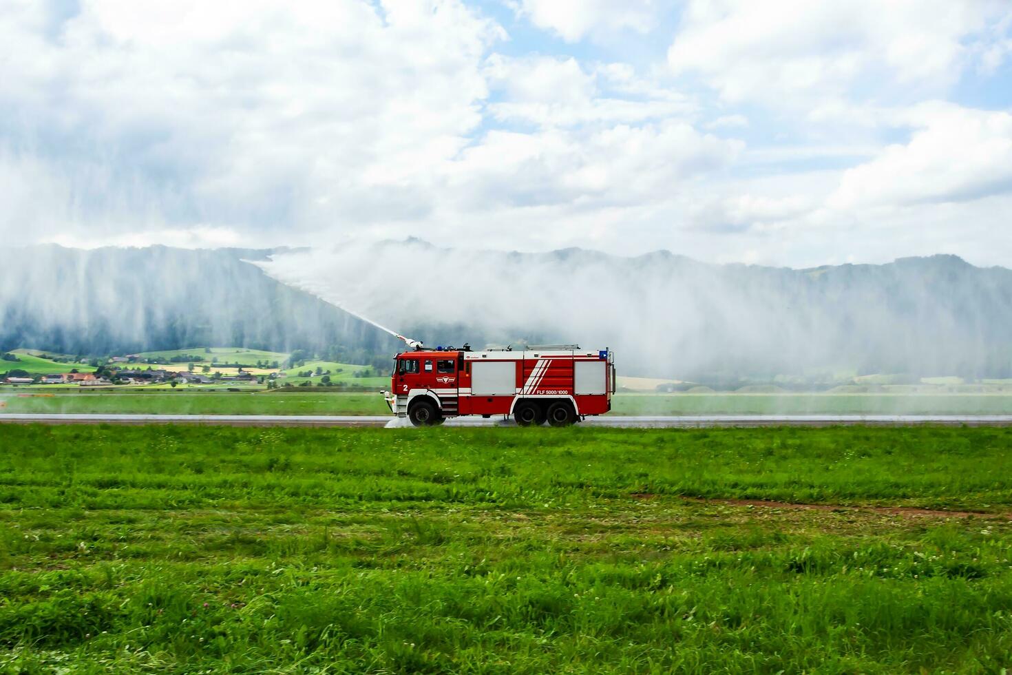 fuoco combattente con acqua spray. fuoco camion e fuoco motore con fuoco uomini. emergenza e conflagrazione. fuoco disastro e crisi. foto