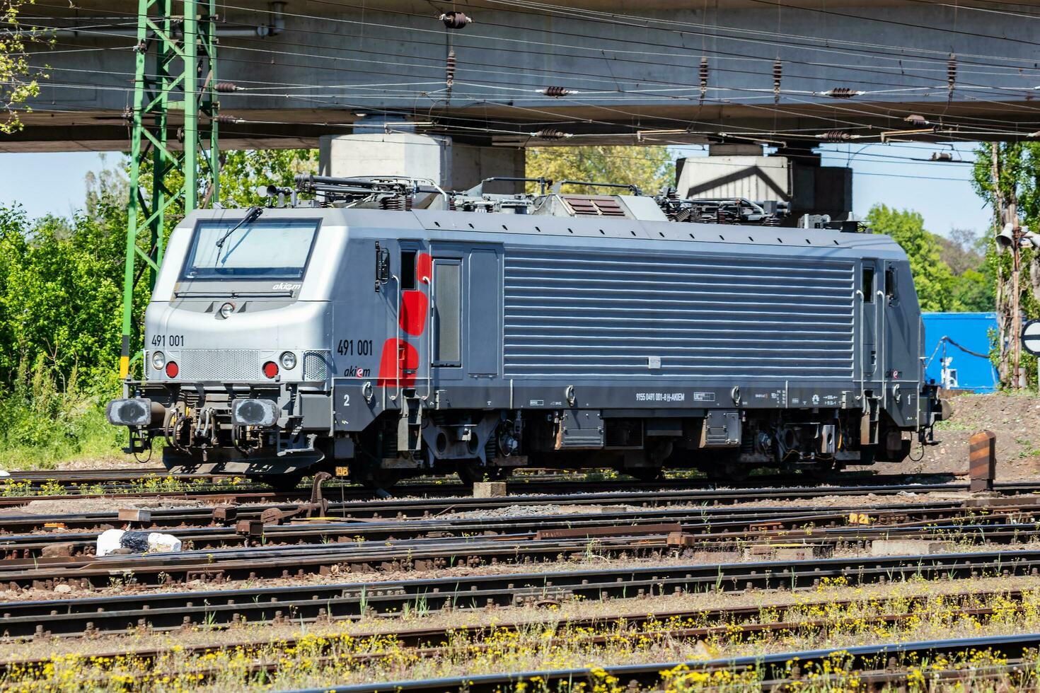 internazionale treno trasporto. locomotiva treno a stazione. globale ferrovia trasporto e spedizione. foto