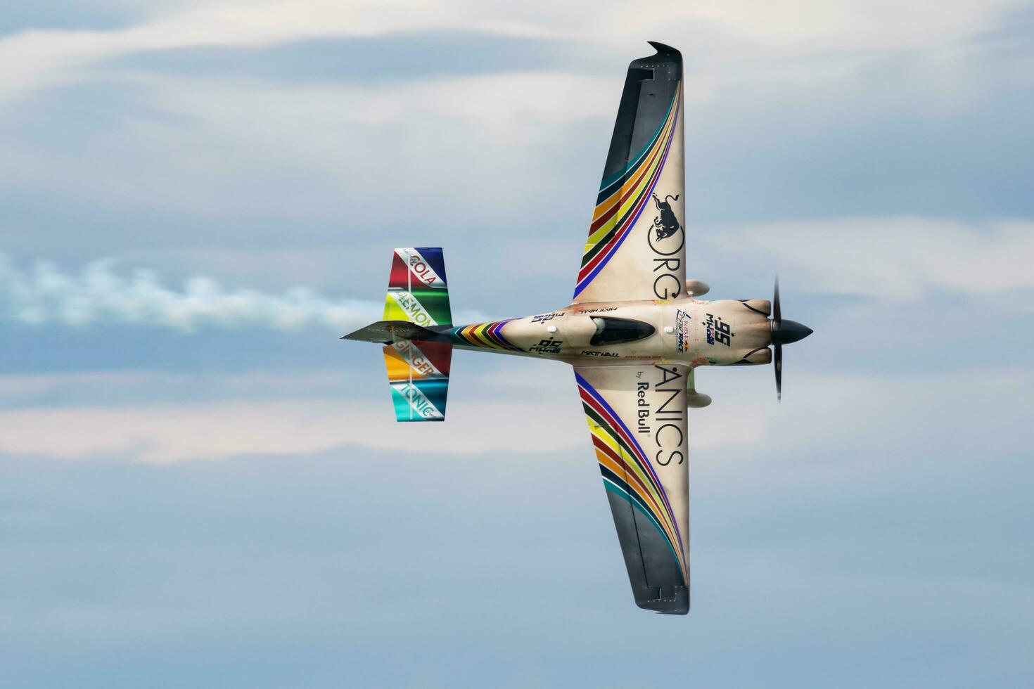 opaco sala con n540mh zivko bordo 540 volante al di sopra di lago balaton a zamardi città per rosso Toro aria gara 2019 foto