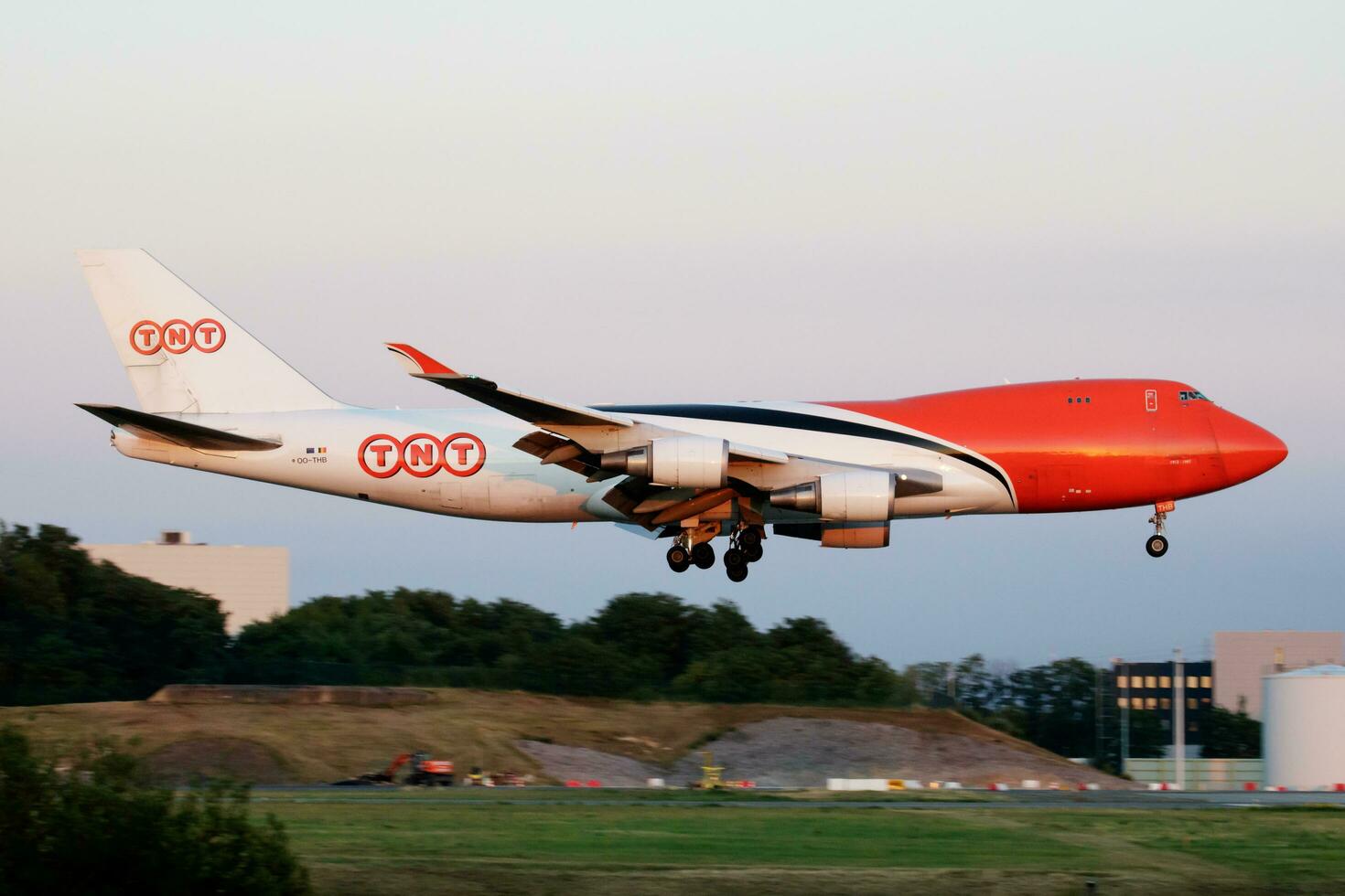 tnt airways boeing 747-400 oo-thb carico aereo atterraggio a liegi aeroporto foto